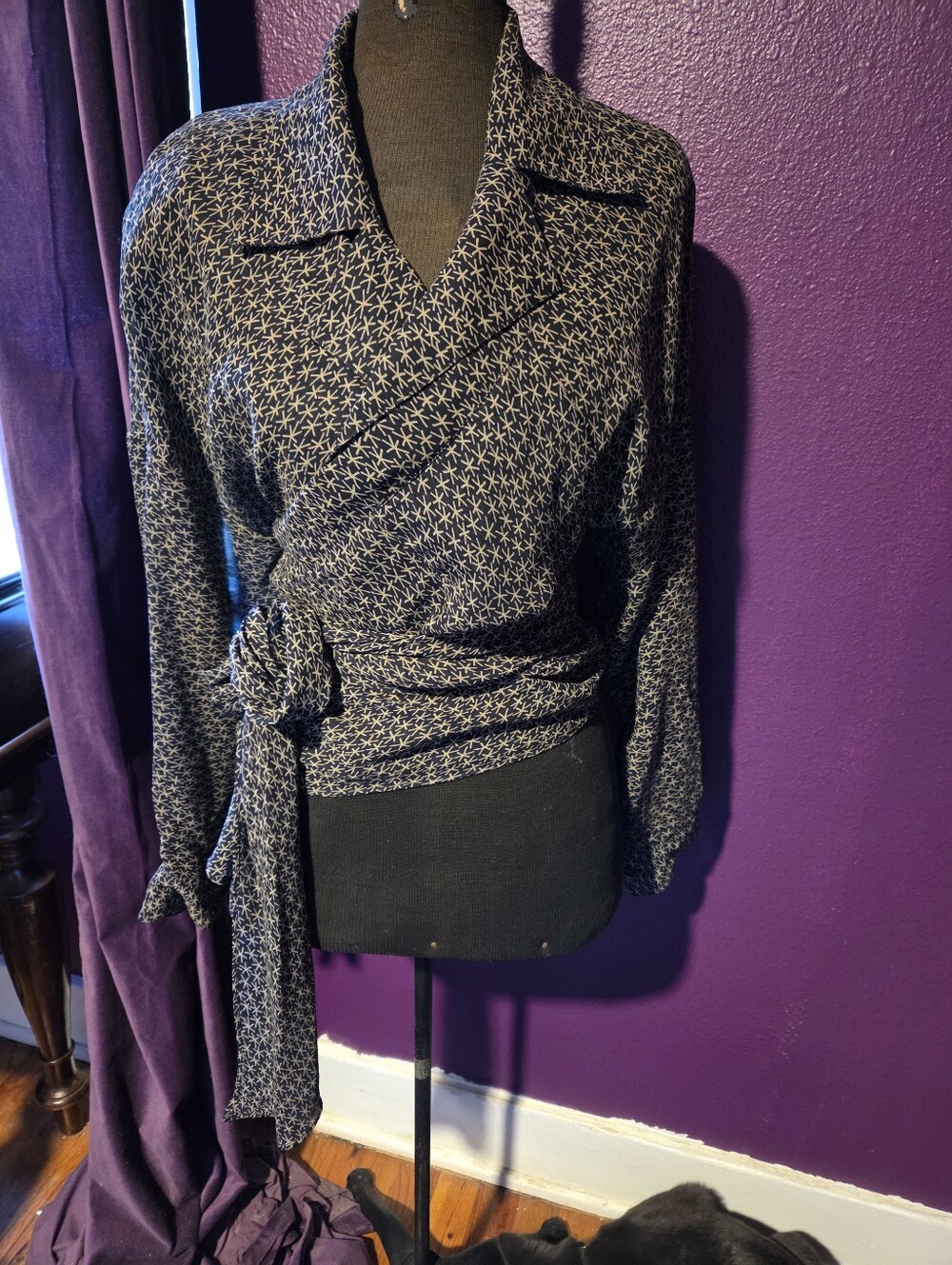 Vintage Ellen Tracy Women's Navy Printed Wrap Blouse with Tie Waist